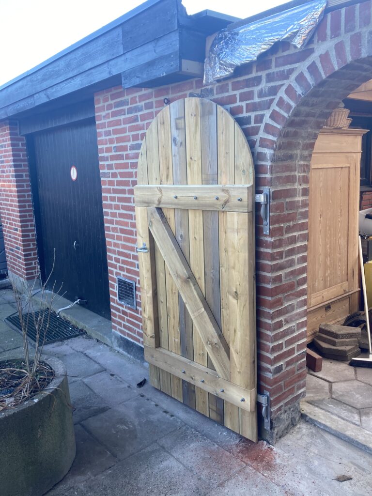 Ny havelåge opsat af Sørensens Byg & Montage