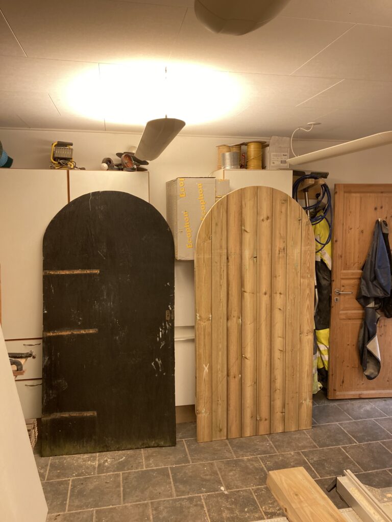 Gammel samt ny havelåge ved siden af hinanden