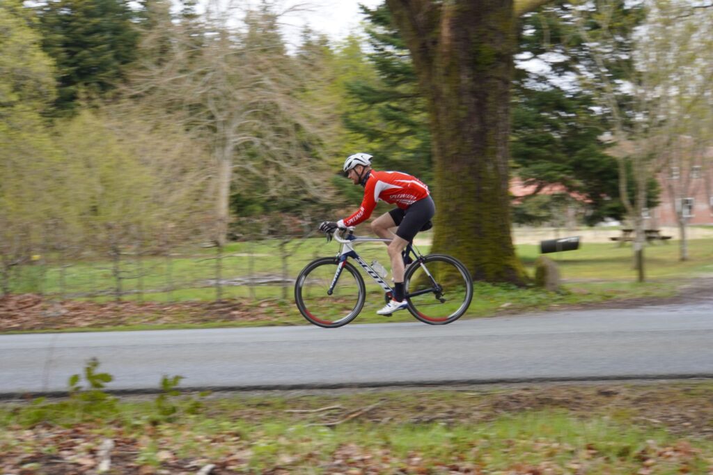 Tommy Osvald kommer cyklende ned af landevejen