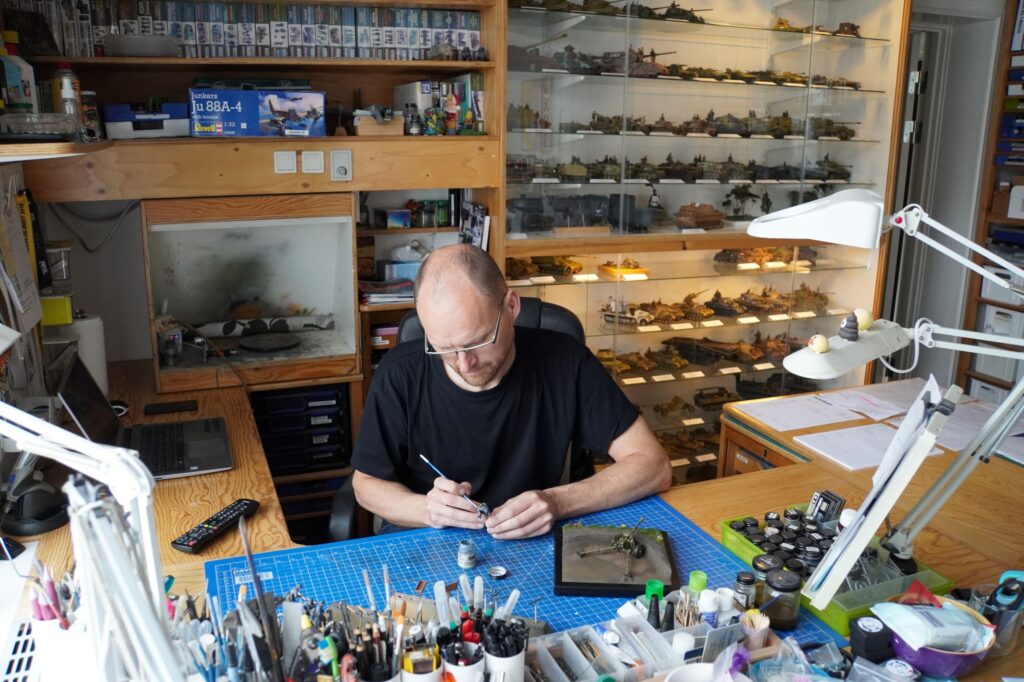 Tommy Osvald i gang med at lave modelbygning